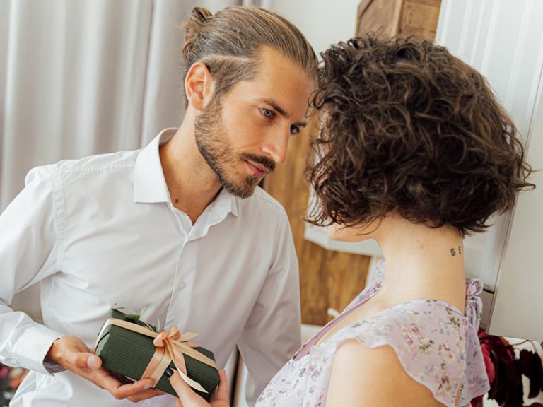 Pourquoi offrir une gourmette à un homme ?